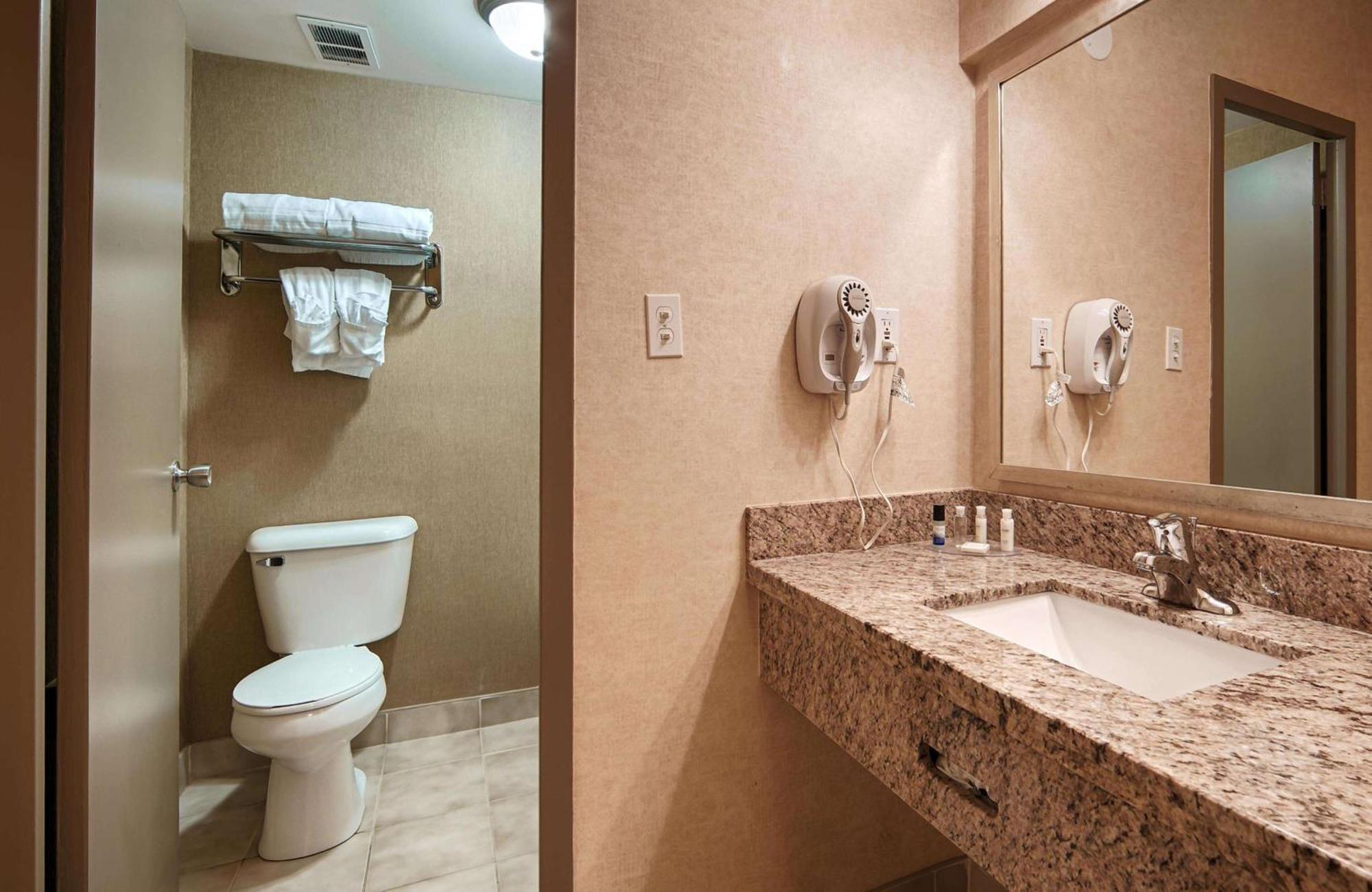 Best Western Plus Durham Hotel & Conference Centre Oshawa Esterno foto